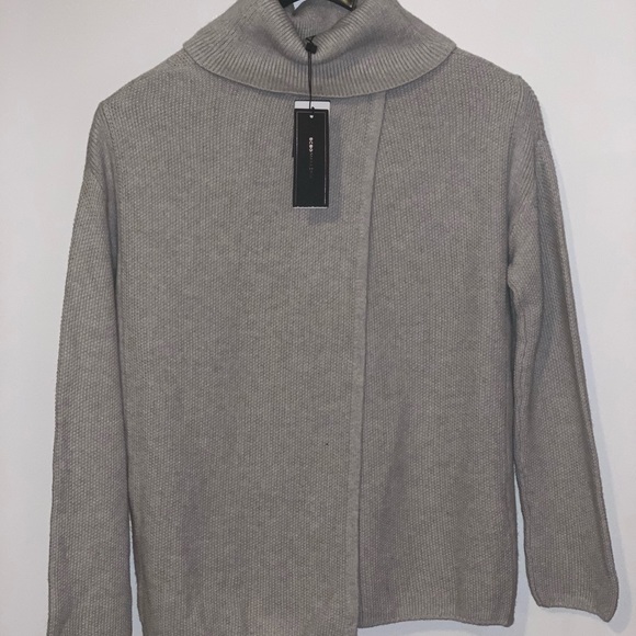 BCBGMaxAzria Sweaters - BCBGMAXAZRIA Women’s Sweater size Small